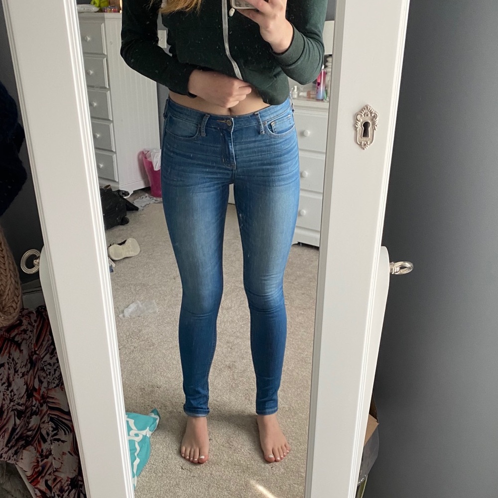Hollister High Waisted Light Wash Jeans (size 5 R)